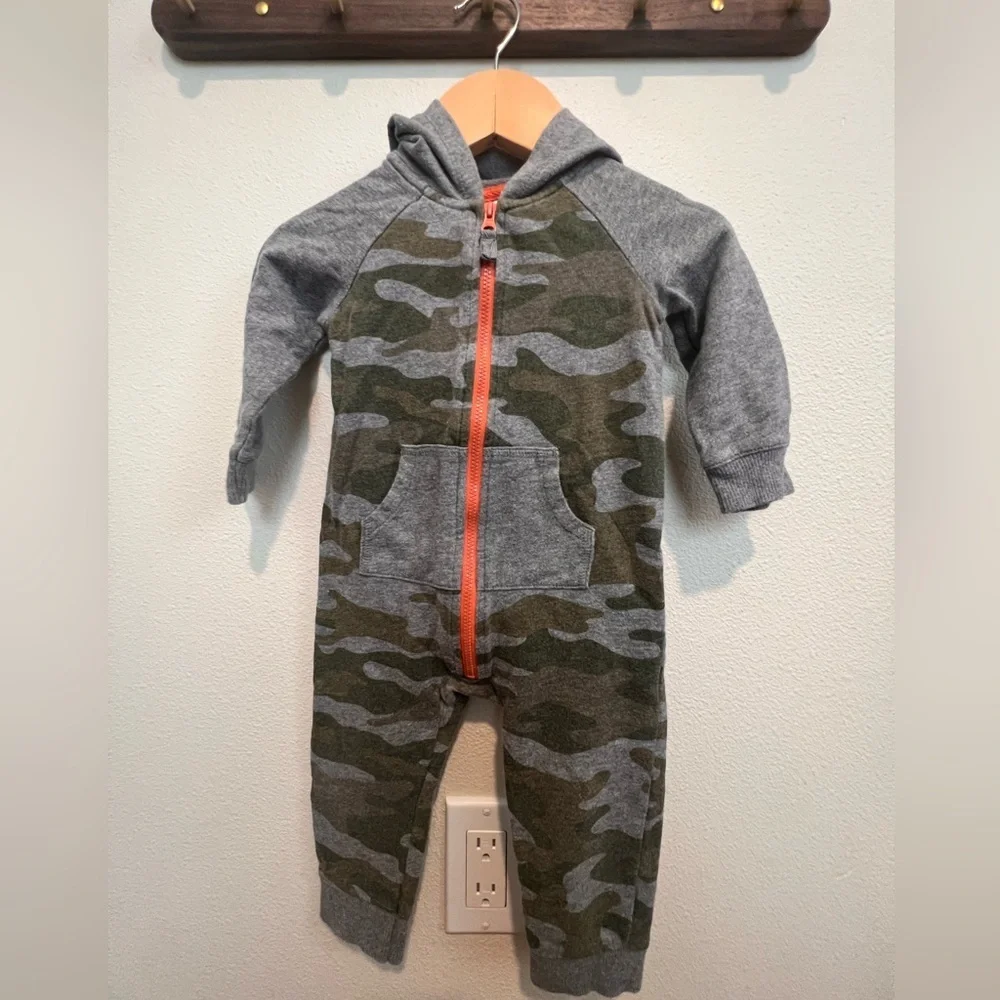 Carters Hooded Zip Up Camo Onesie size 12 month​​